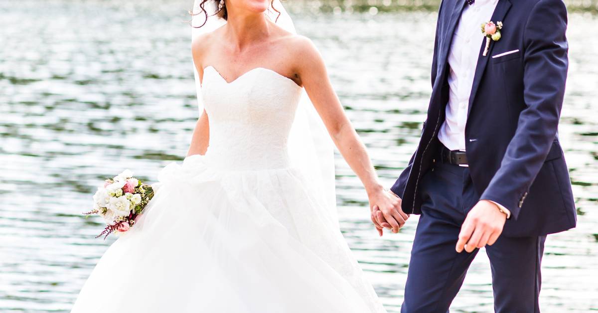 Sleeveless vs. Strapless Wedding Dress: Which Is Better?